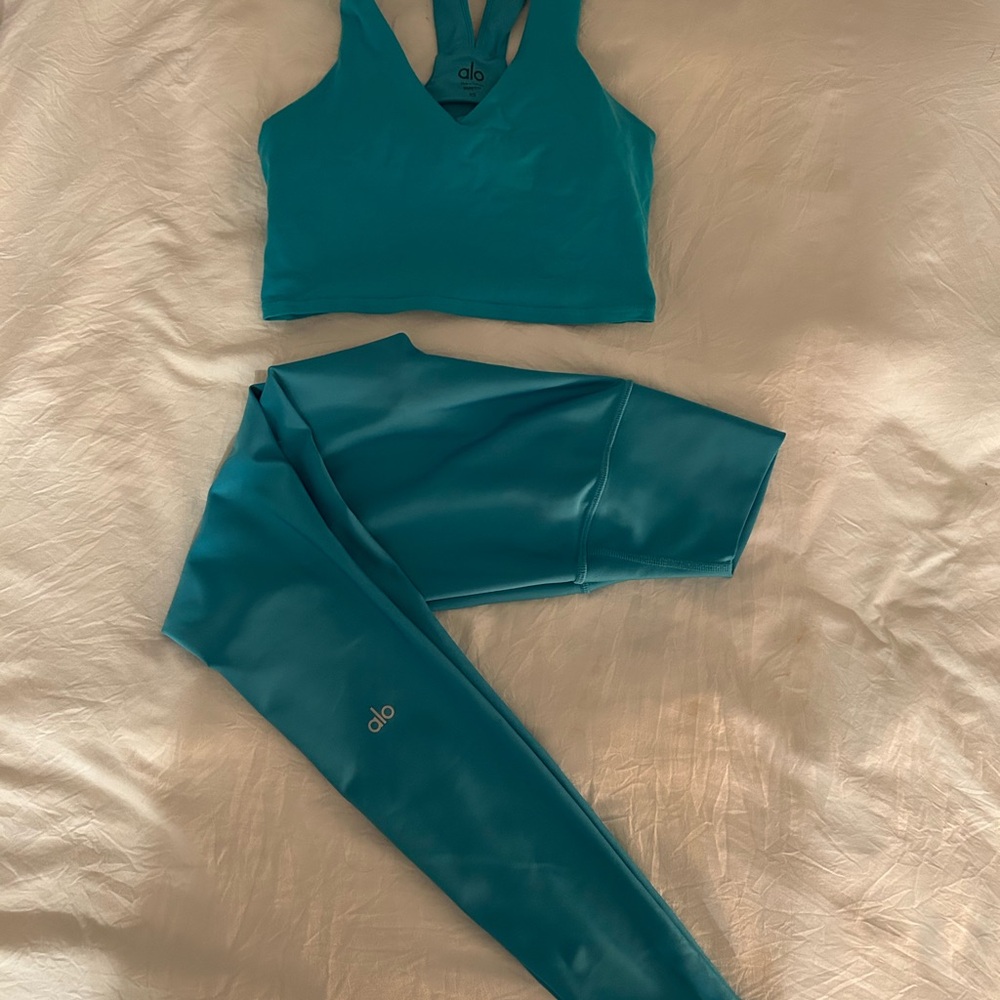 Alo Yoga Teal Sports Bra and Leggings Set